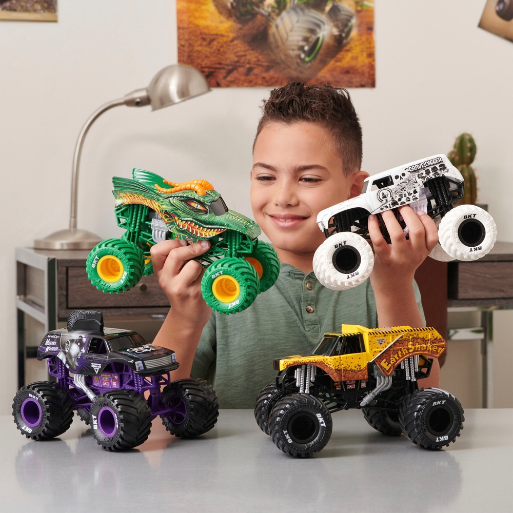 Monster Jam, Official Batman Monster Truck, Collector Die-Cast Vehicle,  1:24 Scale | Smyths Toys UK