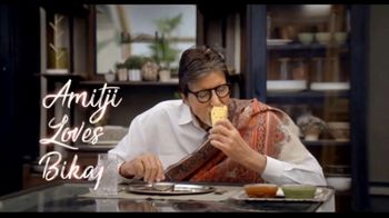 Bikaji Papad TV Spot 'Butler' Featuring Amitabh Bachchan - Thumbnail 8