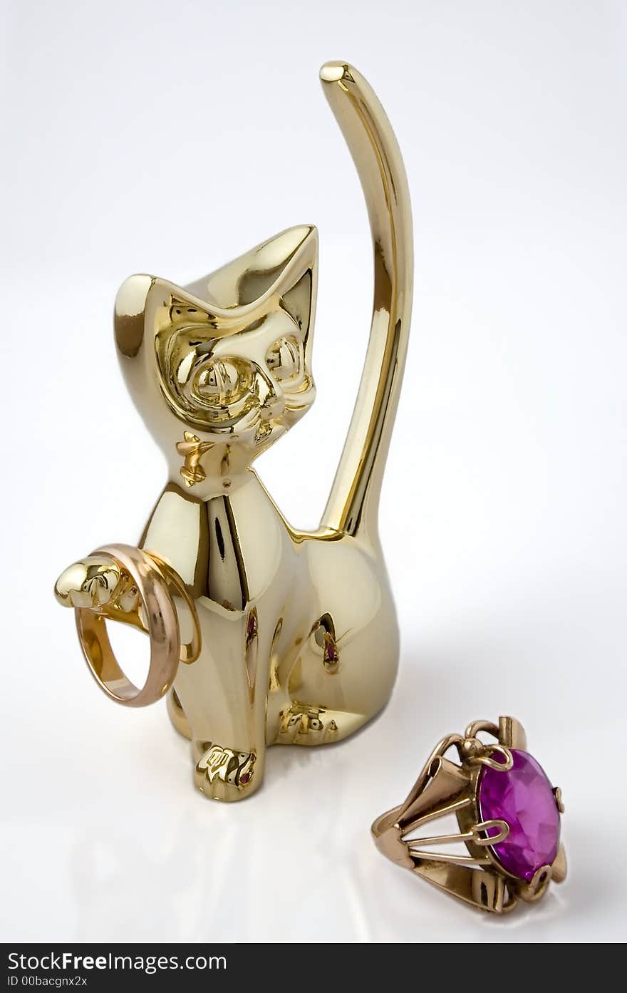 Figurine in an image of a cat with gold ornaments