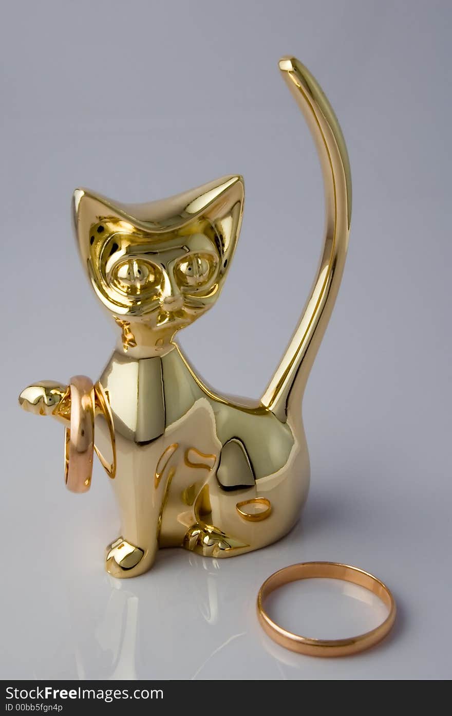 Figurine in an image of a cat with gold ornaments