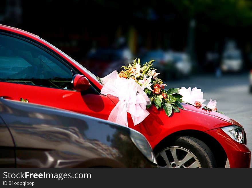 Picture of a red wedding decorated with bundles of flowers. Picture of a red wedding decorated with bundles of flowers