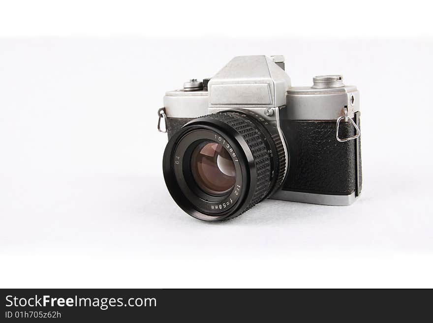 This is a antique 135 camera in a white background. This is a antique 135 camera in a white background