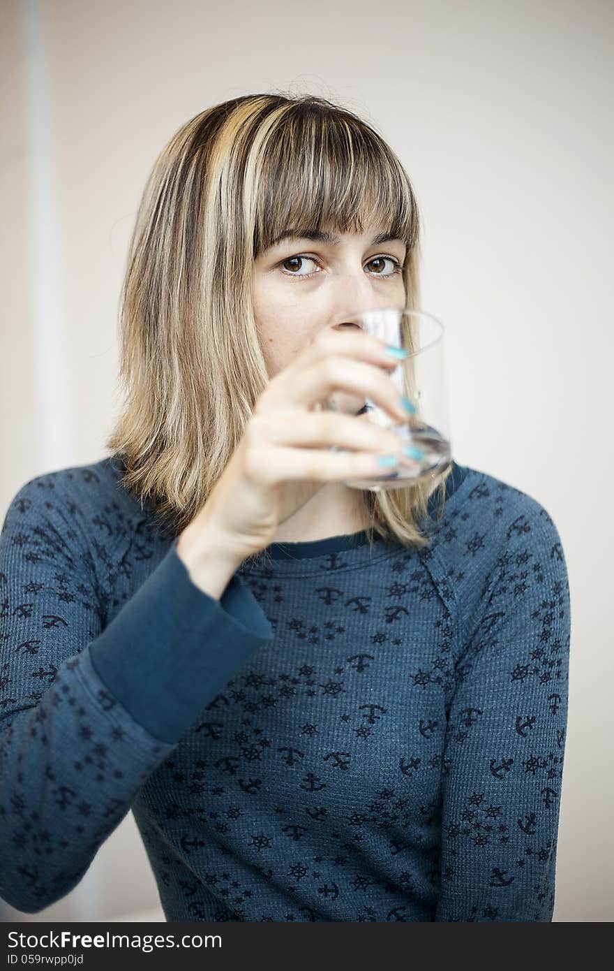 Beautiful young woman drinking water in the morning.