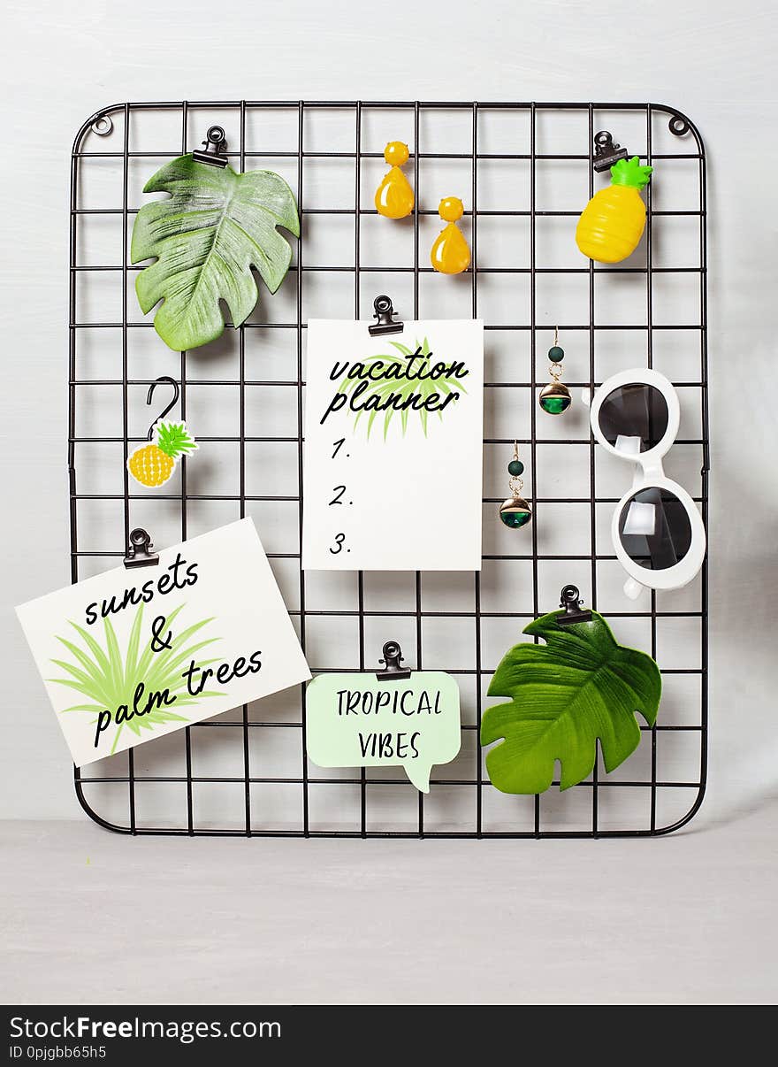 Wire grid board with girl\'s accessories and cards for vacation planner. Vacation planning, daily inspitation mock up. Memo board concept. Wire grid board with girl\'s accessories and cards for vacation planner. Vacation planning, daily inspitation mock up. Memo board concept