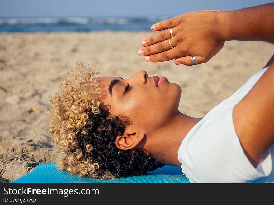 Brazilian hispanic woman training yoga on the beach .