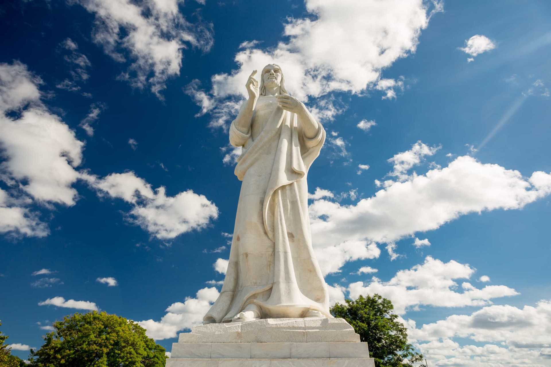 Incredible Christ statues around the world