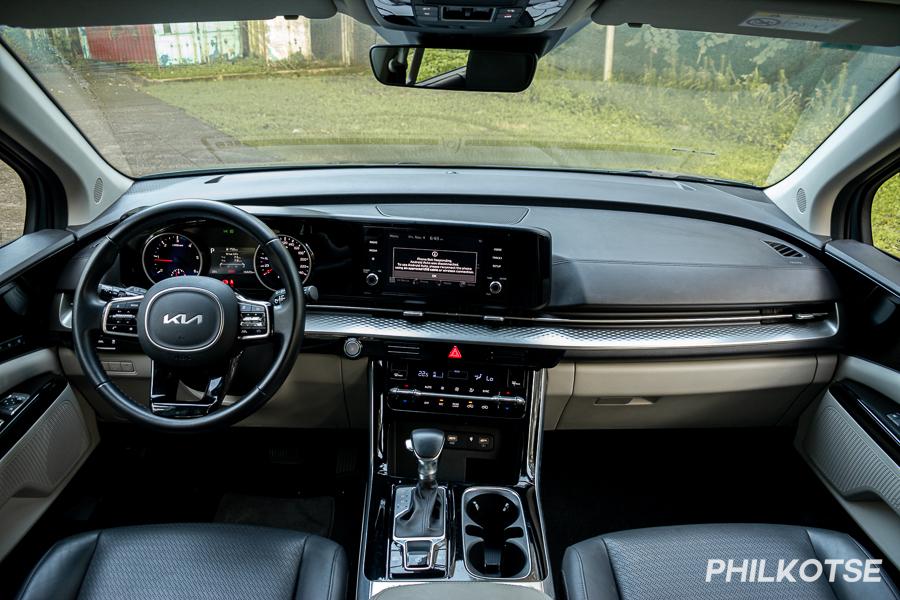 A picture of the Kia Carnival's front cabin