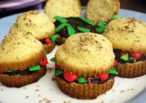 Cupcakes that look like hamburgers with toppings.