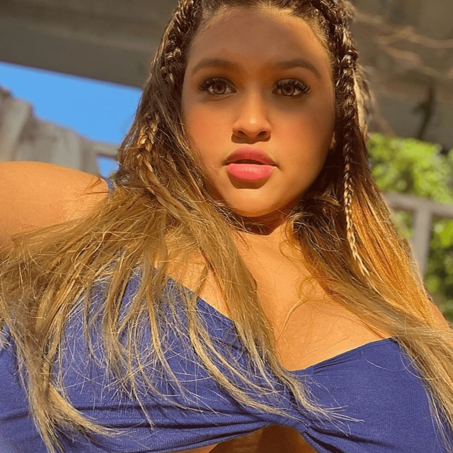 Greicy Mariana is wearing blue bra and taking sun kissed or posing while taking the picture