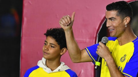 Cristiano Ronaldo junto a su hijo - Foto: EFE