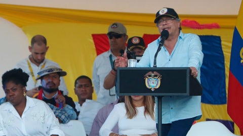 Gustavo Petro, presidente de Colombia y parte de su equipo de gobierno - Foto: EFE