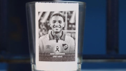 Homenajes a Juan Izquierdo, futbolista de Nacional de Uruguay que falleció / FOTO: EFE