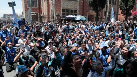 Miles de personas se congregan en los alrededores de la clínica donde joven se practicó la eutanasia - Foto: EFE