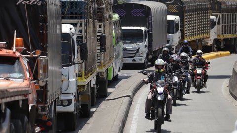 Los camioneros se mantienen firmes en su rechazo al incremento del precio del diésel en 1.904 pesos - Fotos AFP