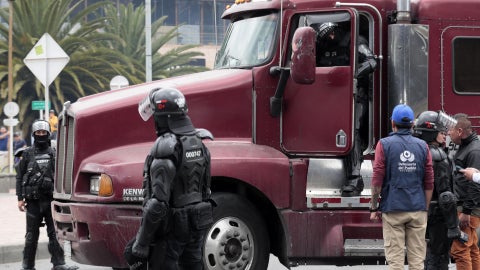 La Policía intervino diferentes puntos de bloqueo por el paro camionero en Bogotá - Foto EFE