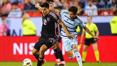 Diego Gómez del Inter Miami contra Felipe Hernández del Sporting Kansas City | Foto: AFP