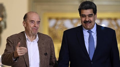 Canciller Álvaro Leyva y Nicolás Maduro / Foto AFP