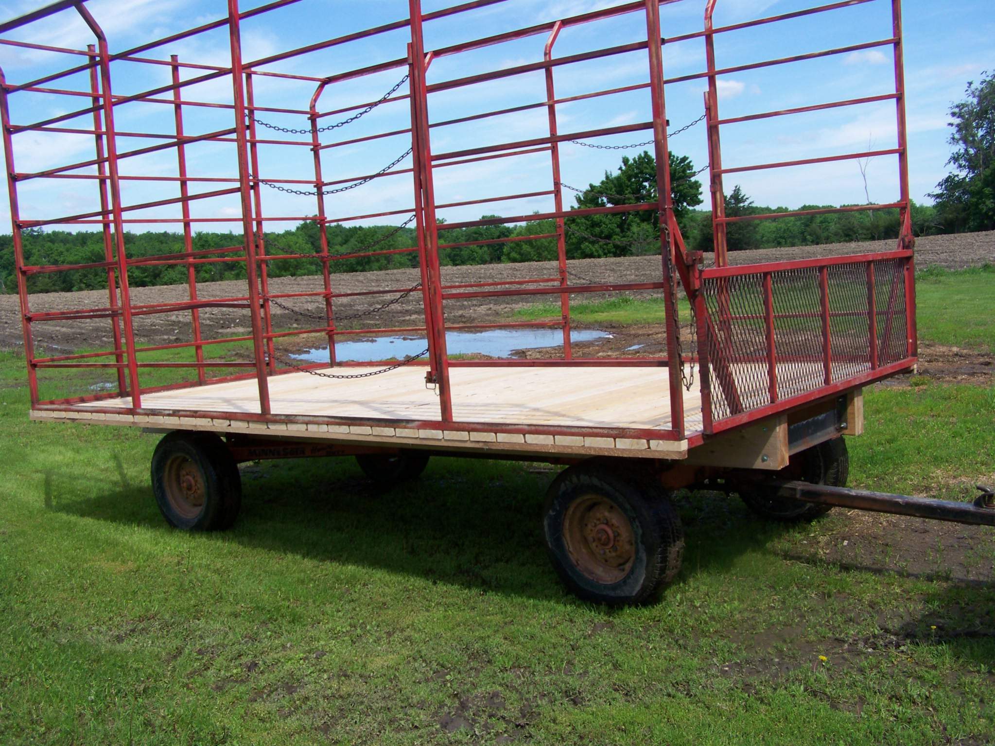 Small square bales in wagons