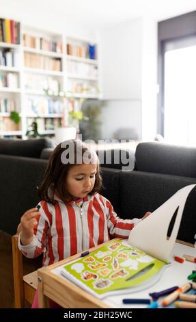 Bambina che giace nel salotto di casa Foto Stock