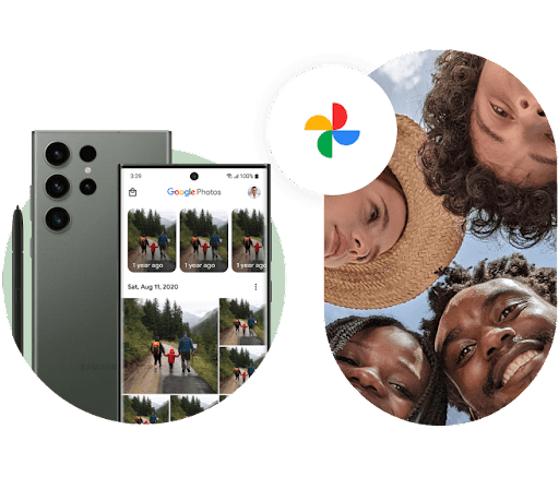 Фотография четырех друзей, которые с улыбкой смотрят вниз. В нижнем левом углу находится изображение Galaxy S23 Ultra с двух сторон. На экране телефона открыт сервис "Google Фото" с повторяющейся фотографией. В правом верхнем углу – значок Google Фото.