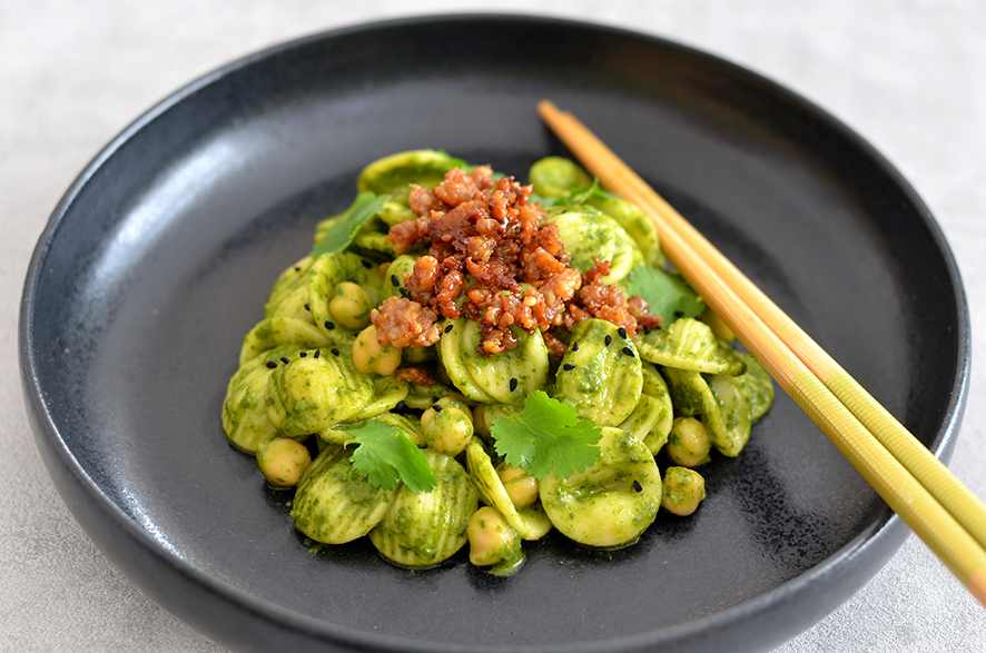 Miso-Pesto aus Spinat, Koriander, Misopaste und Limettensaft
