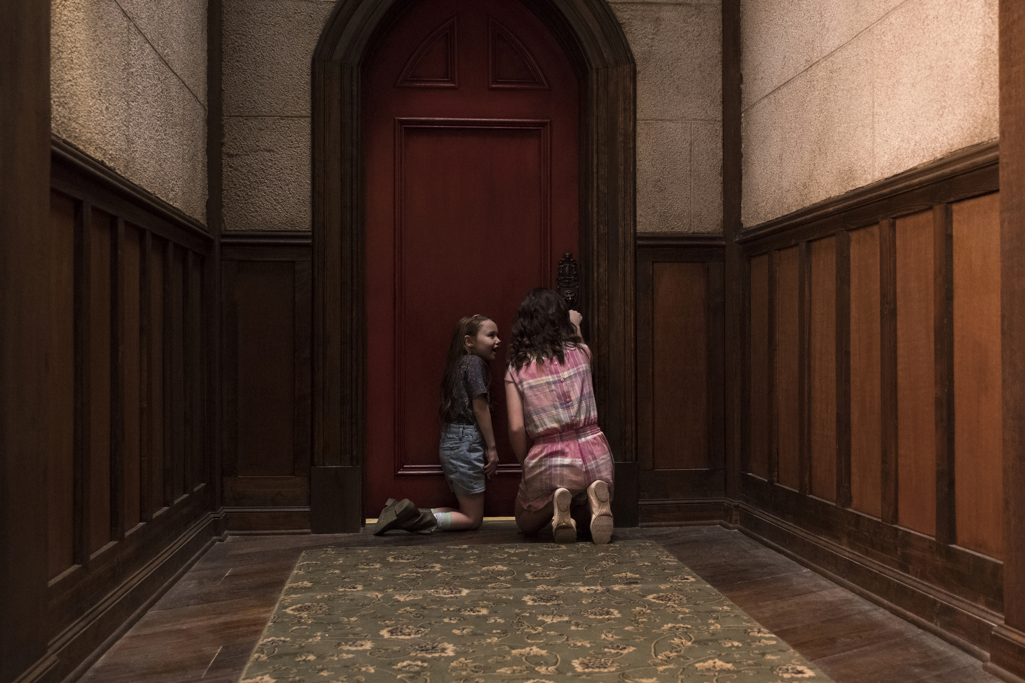 Lulu Wilson and Violet McGraw in The Haunting of Hill House (2018)