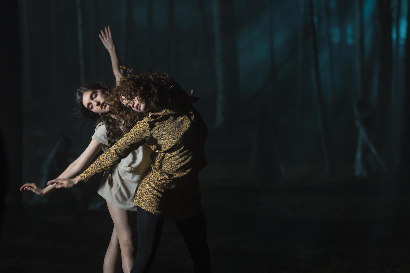 Paula Losada and María Pedraza in Dancing on Glass (2022)