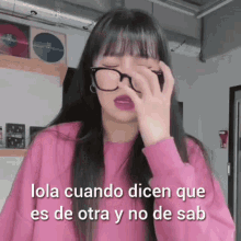 a girl wearing glasses and a pink sweater says lola cuando dicen que es de otra y no de sab in spanish