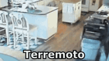 a blurred image of a kitchen with the words terremoto on the bottom