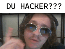 a man wearing sunglasses and headphones is giving a thumbs up and the words du hacker are above him