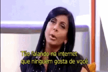 a woman is talking in a foreign language and says ' tão falando na internet que ninguem gosta de você '