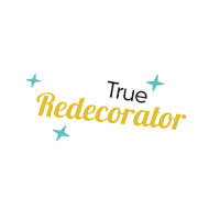 a logo that says true redecorator in yellow