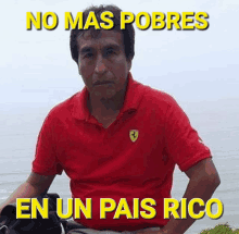 a man wearing a red shirt with the words no mas pobres en un pais rico