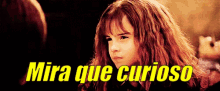 hermione granger from harry potter is shown with the words mira que curioso behind her