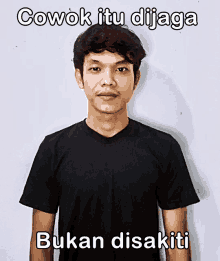 a man wearing a black shirt with the words cowok itu dijaga bukan disakiti written below him