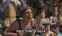 a crowd of people with dale con la silla written on the bottom right