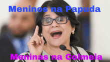 a woman wearing glasses is speaking into a microphone and the words meninos na papuda meninas na colmeia are above her