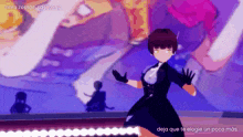a girl in a black dress is dancing with the words deja que te elogie un poco más written below her