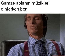 a man wearing headphones with the words gamze ablanin muzikleri dinlerken ben written below him