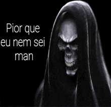 a picture of a grim reaper with the words pior que eu nem sei man