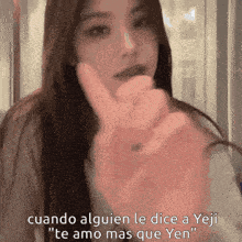 a woman with long hair is giving the middle finger and says " cuando alguien le dice a yeji "