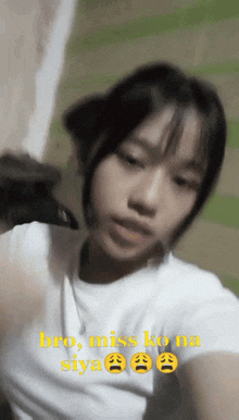 a girl taking a selfie with the words bro miss ko na siya on the bottom