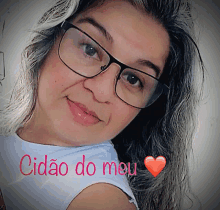 a woman wearing glasses with the words cidado do meu written below her