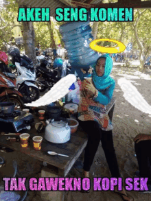 a woman is sitting at a table with a water bottle on her head and the words akeh seng komen tak gavekno kopi sek below her