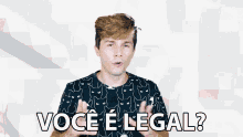 a man in a black shirt with cats on it says voce e legal