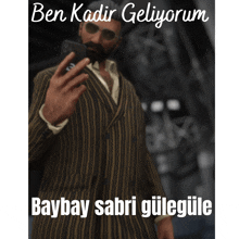 a man in a suit is taking a picture of himself with the words ben kadir geliyorum