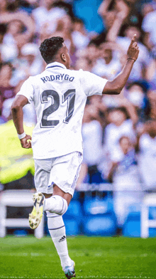 a soccer player with the name rodrygo on the back of his shirt