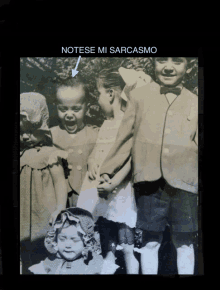 a black and white photo with an arrow pointing to a child 's head and the words notese mi sarcasmo above it