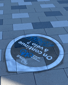 a circle on a sidewalk that says on a velo continue