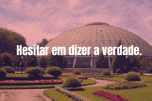 a picture of a dome with the words " hesitar em dizer a verdade " on it